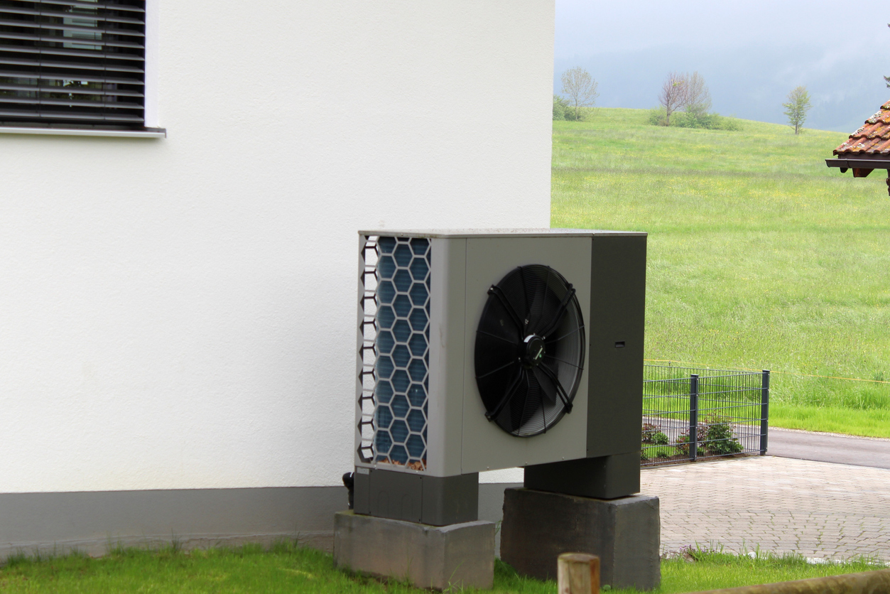 Building (detached house) with a heat pump. Heat pumps provide climate-neutral heating and are intended to replace heating with oil and gas in the future. Building (detached house) with a heat pump. Heat pumps provide climate-neutral heating and are intended to replace heating with oil and gas in the future.